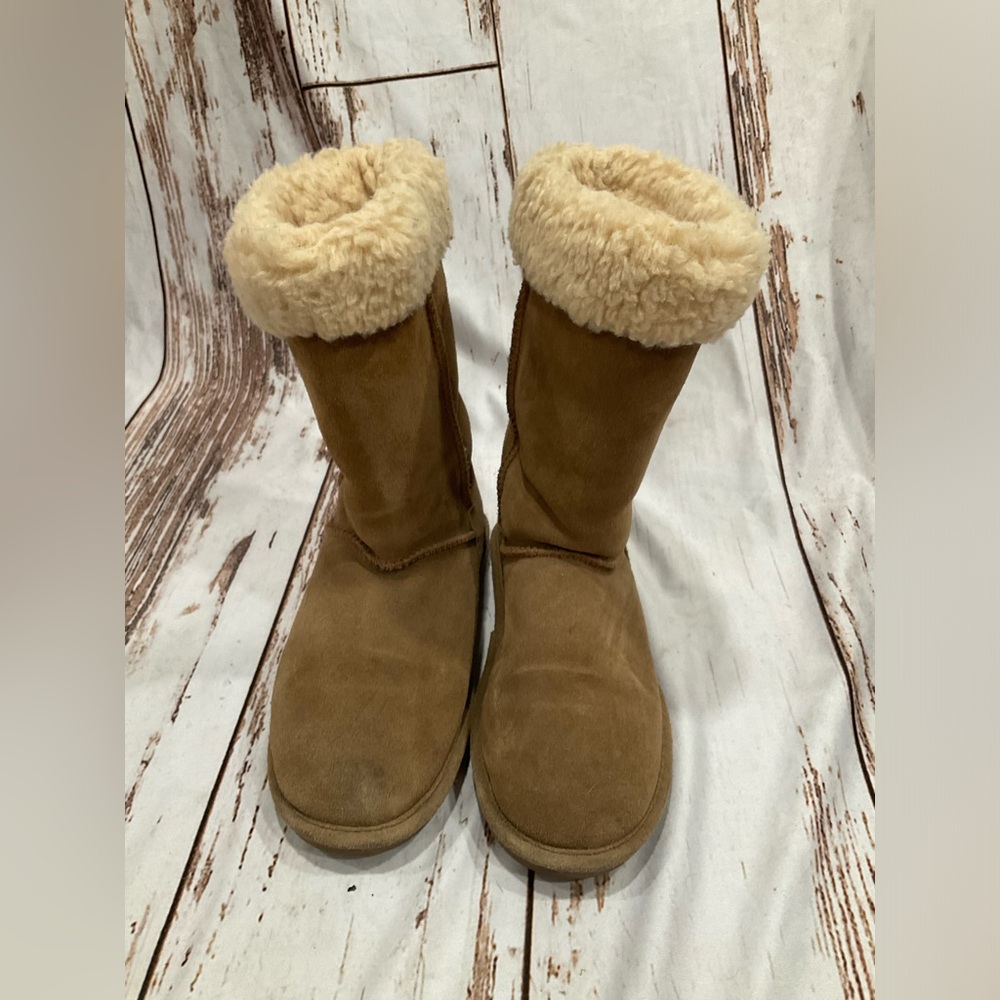 BEARPAW LEATHER MID CALF BOOTS